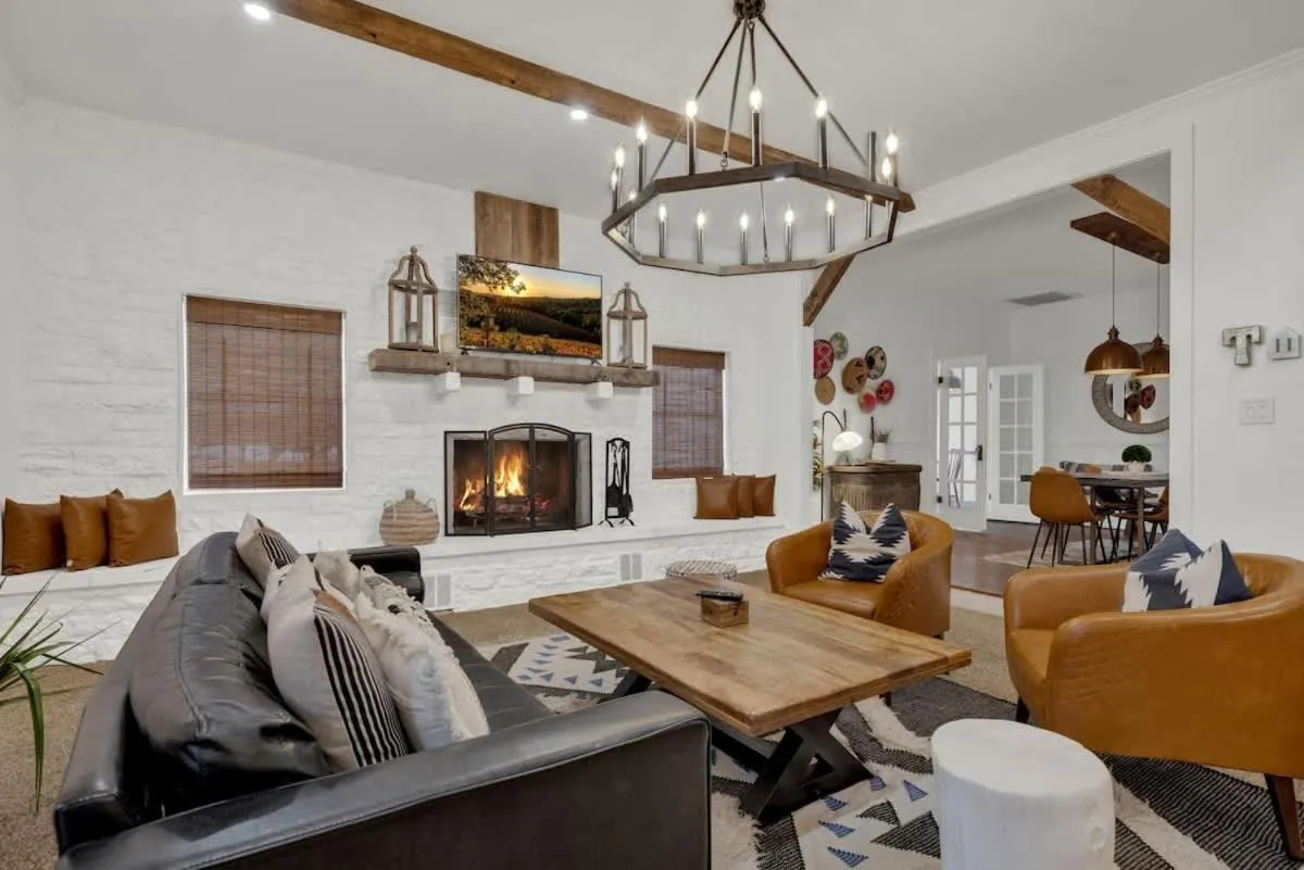 Living room in Poplar Place Main House with Hot tub-1 mi to Main St