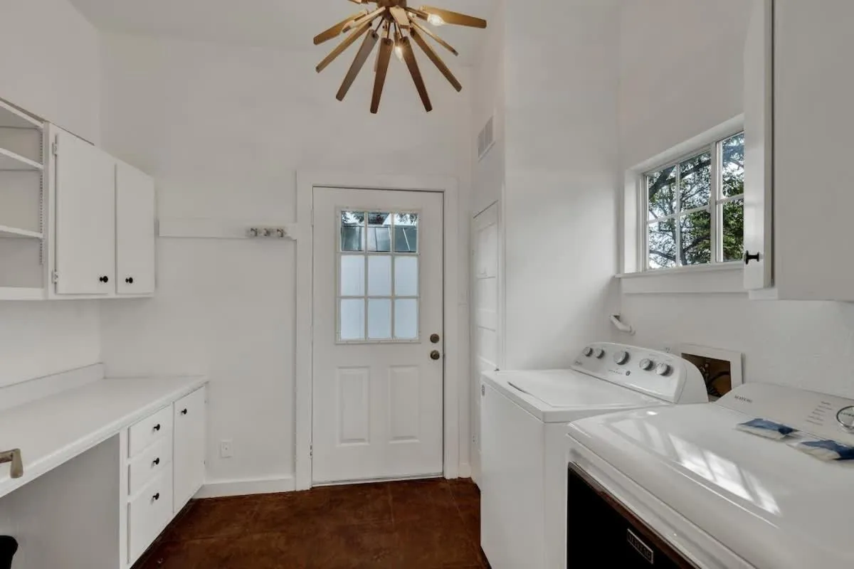 laundry in Poplar Place Main House with Hot tub-1 mi to Main St