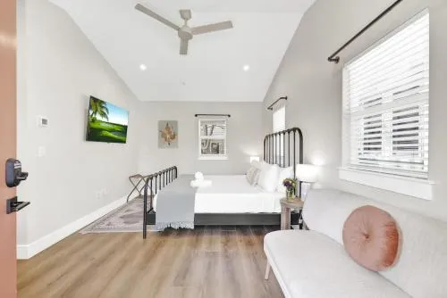 The Grove B Stylish Cottage - Walk to Main