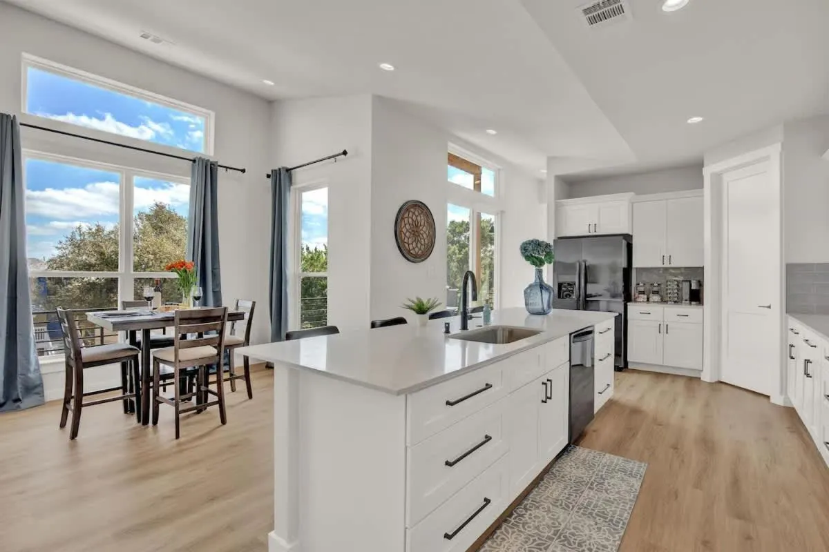 Kitchen or kitchenette in Stunning Lake Home with Pool-Beach-Gym-Boat Access