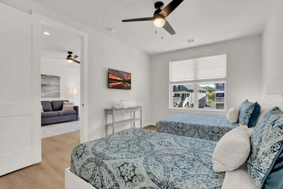 Bed in Stunning Lake Home with Pool-Beach-Gym-Boat Access