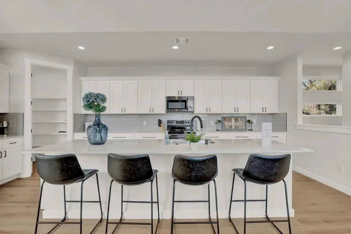 Kitchen or kitchenette in Stunning Lake Home with Pool-Beach-Gym-Boat Access