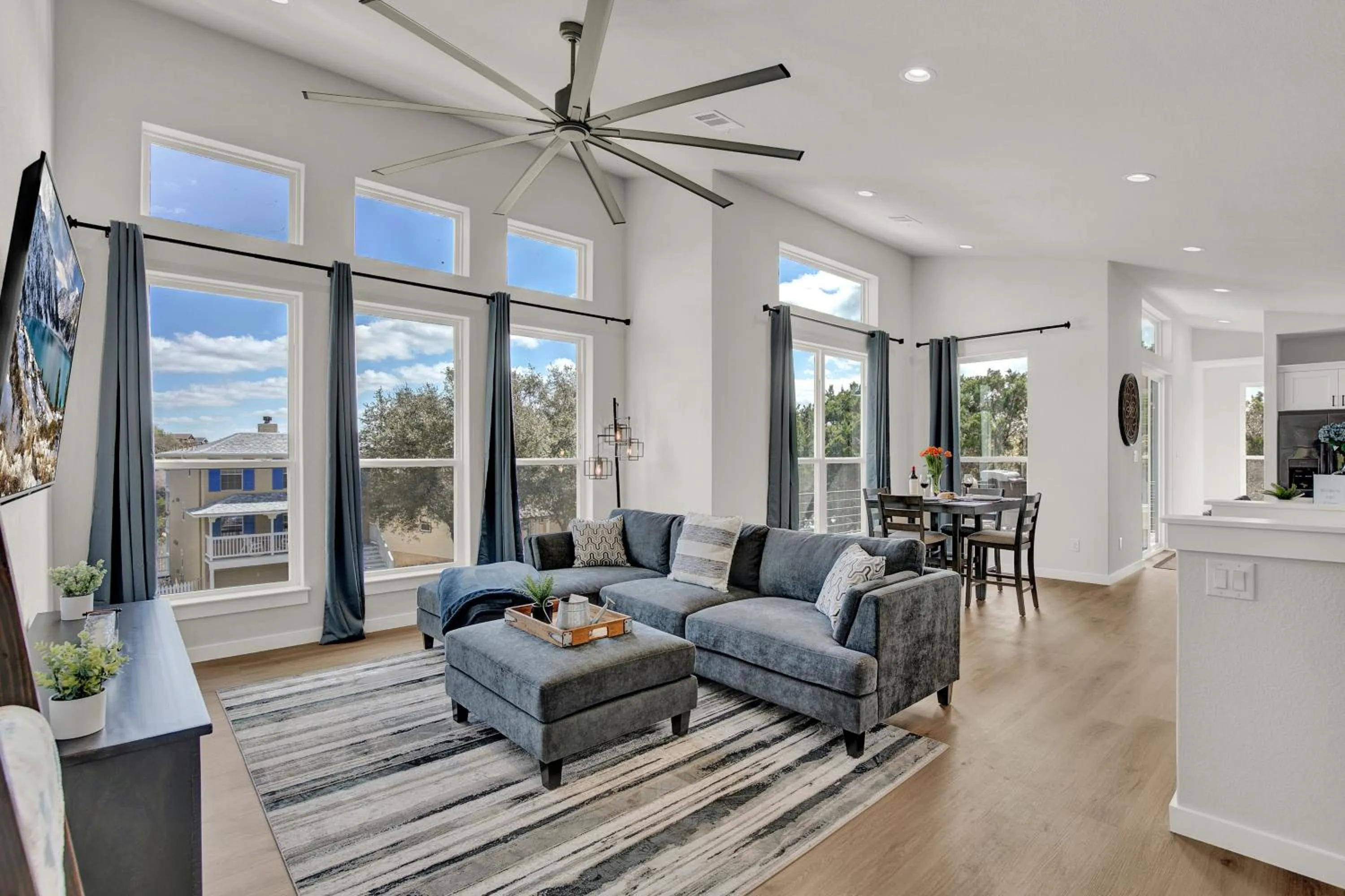 Holiday Home in Stunning Lake Home with Pool-Beach-Gym-Boat Access