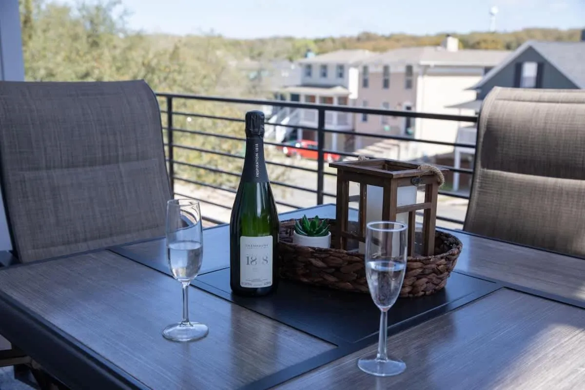 Day in Stunning Lake Home with Pool-Beach-Gym-Boat Access