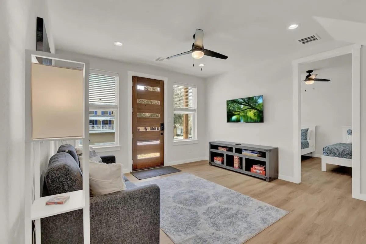 TV and multimedia, Bed in Stunning Lake Home with Pool-Beach-Gym-Boat Access