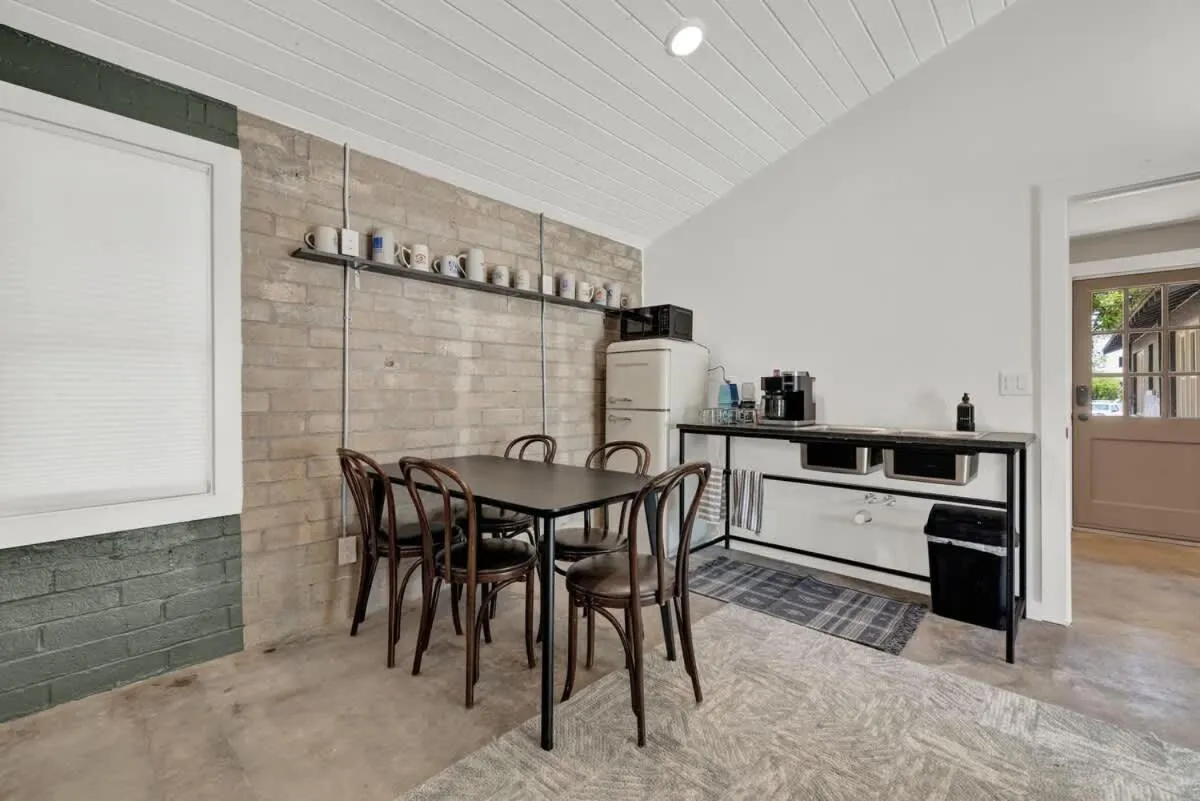 Dining area in Walk to Schlitterbahn with Firepit