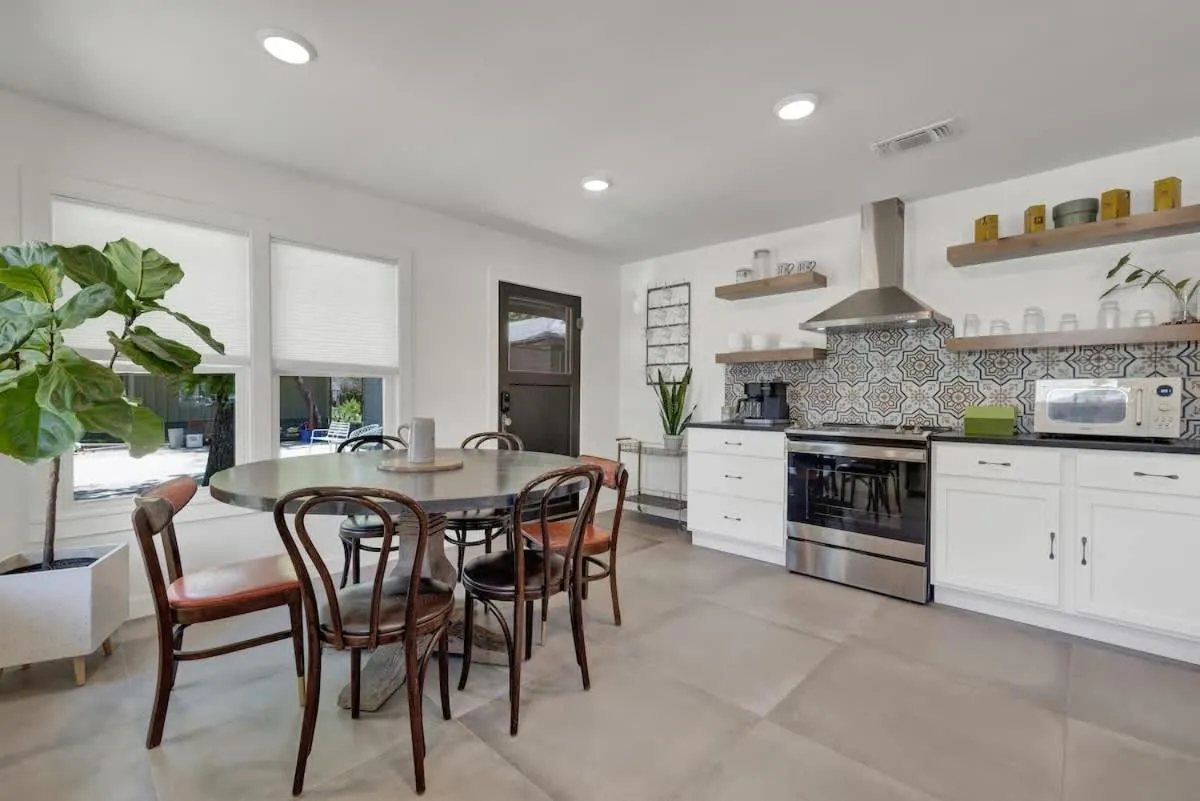 Dining area in Walk to Schlitterbahn with Firepit