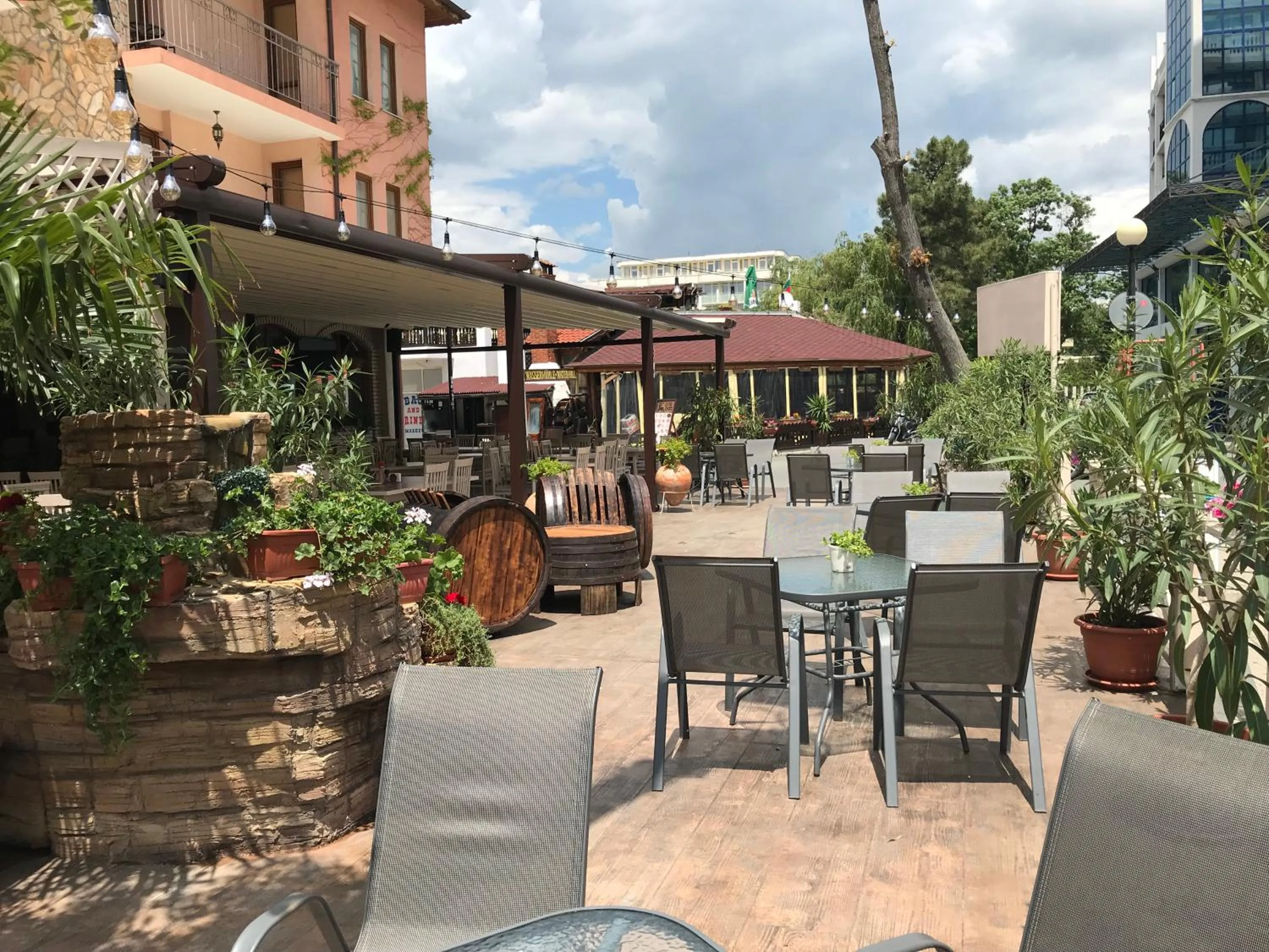 Restaurant/places to eat in Oleander House and Tennis Club