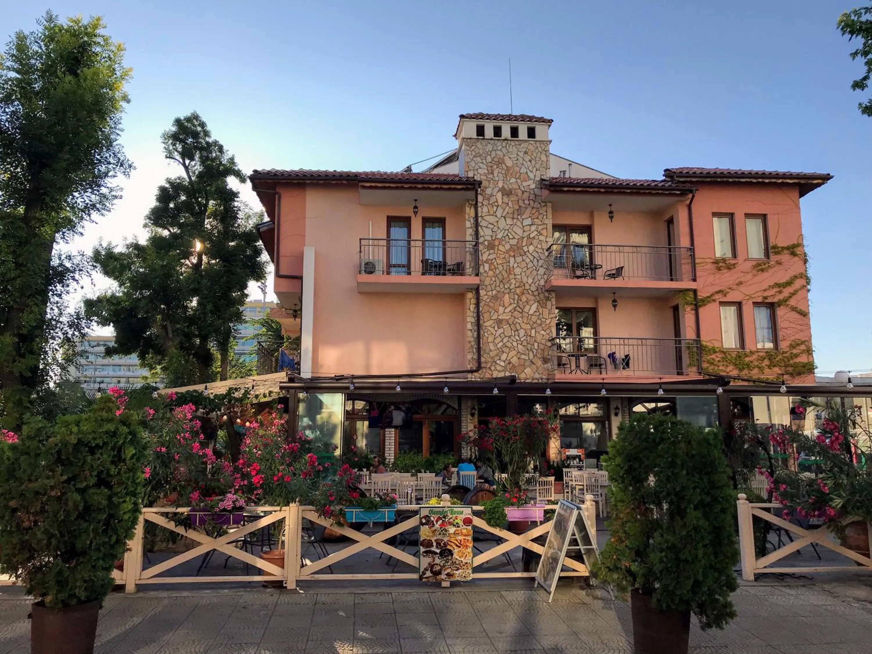 Restaurant/places to eat in Oleander House and Tennis Club