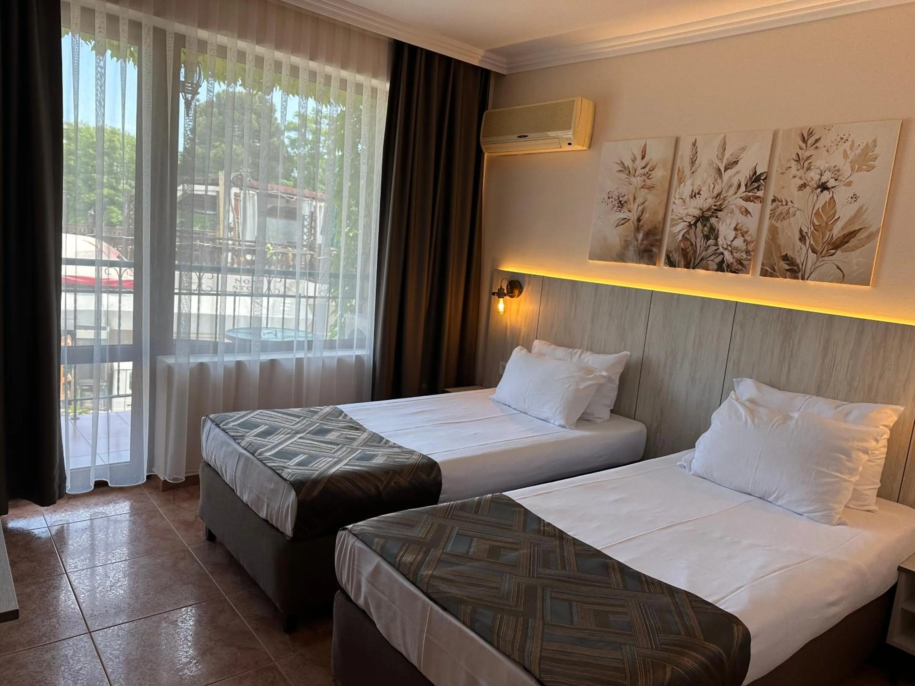 Photo of the whole room, Bed in Oleander House and Tennis Club