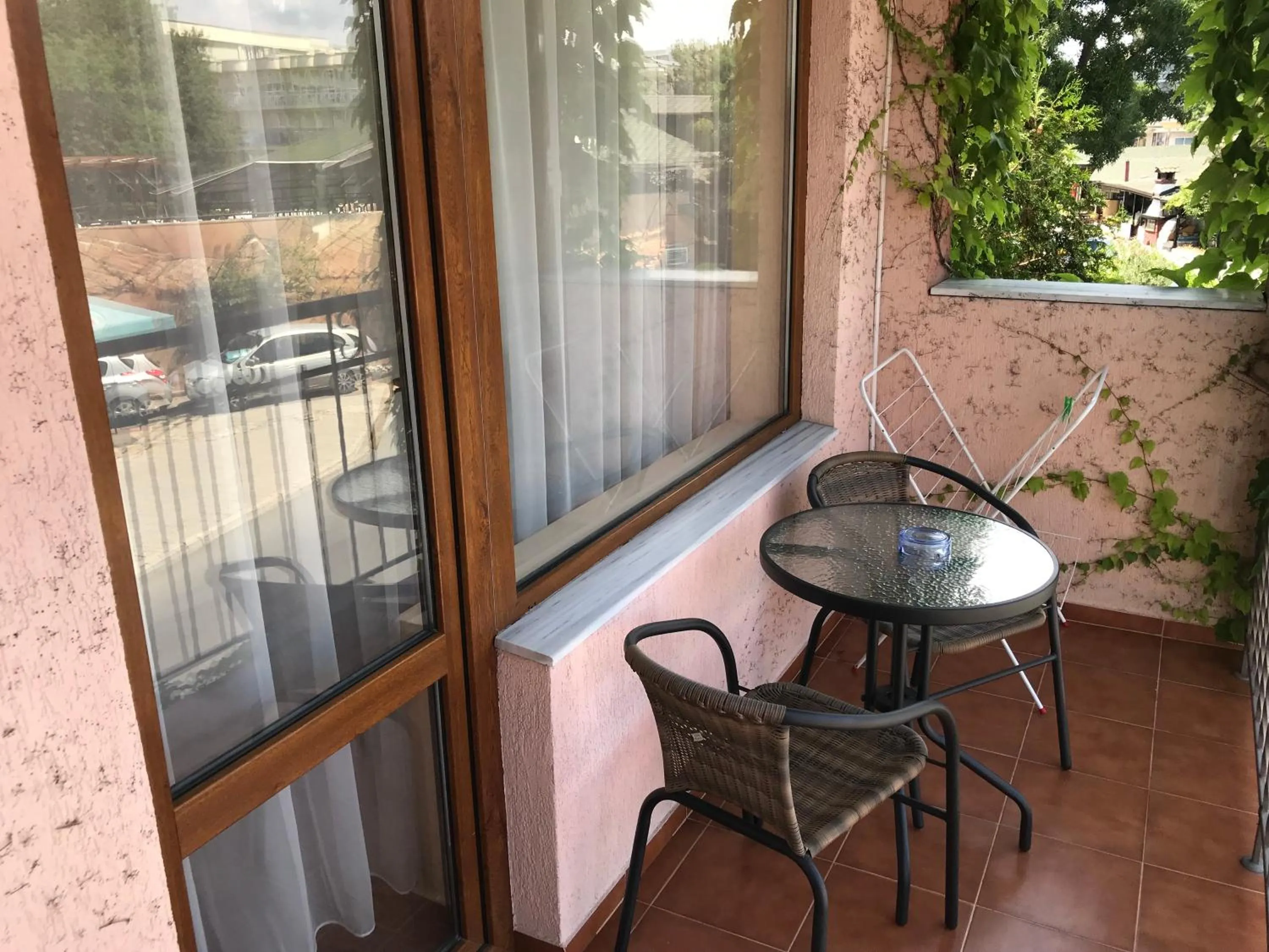 Photo of the whole room in Oleander House and Tennis Club