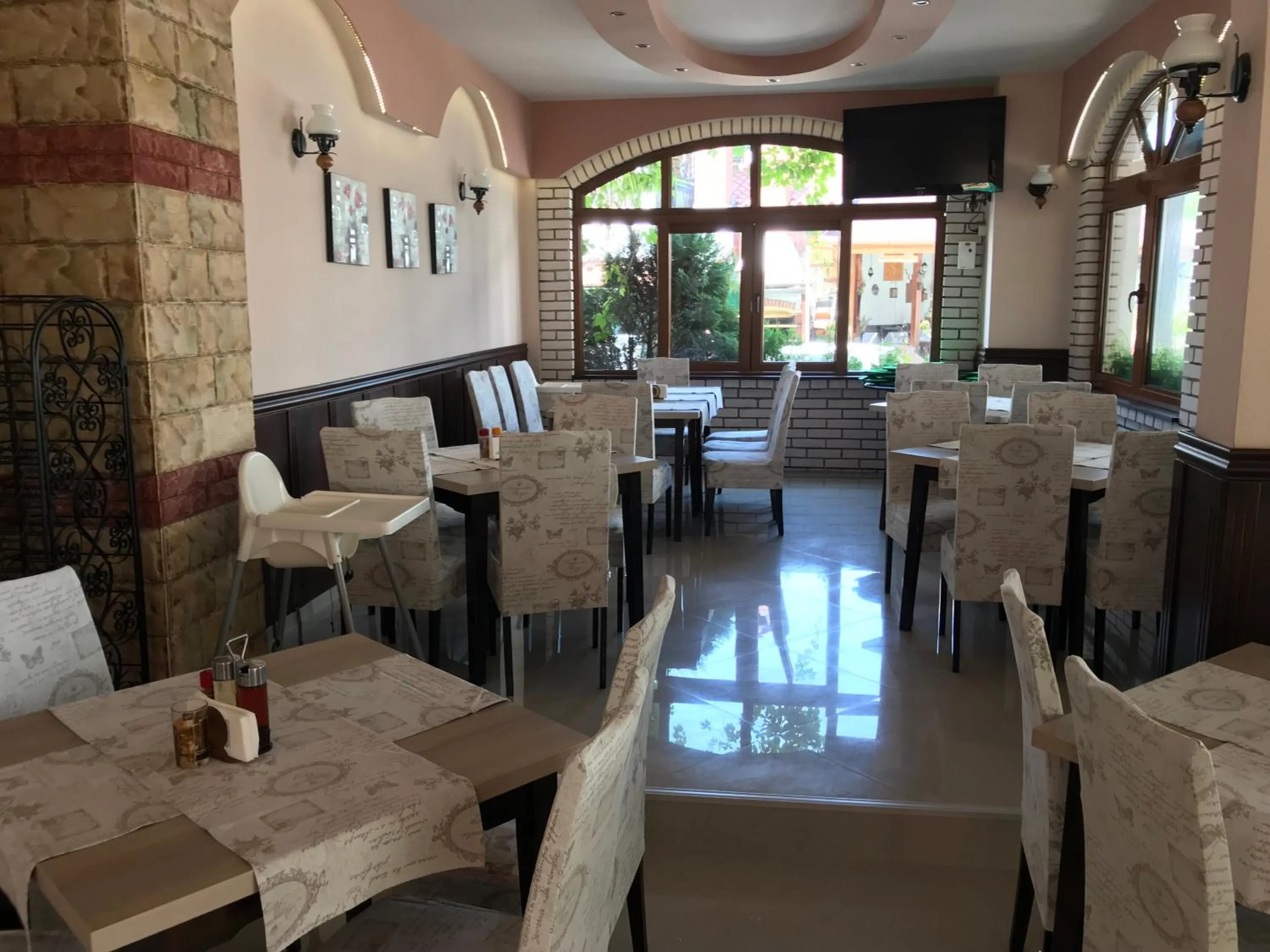 Restaurant/places to eat in Oleander House and Tennis Club