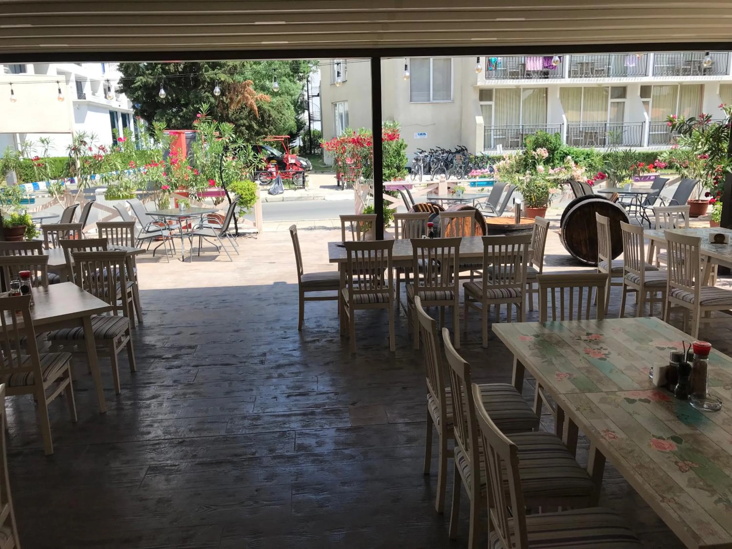 Restaurant/places to eat in Oleander House and Tennis Club