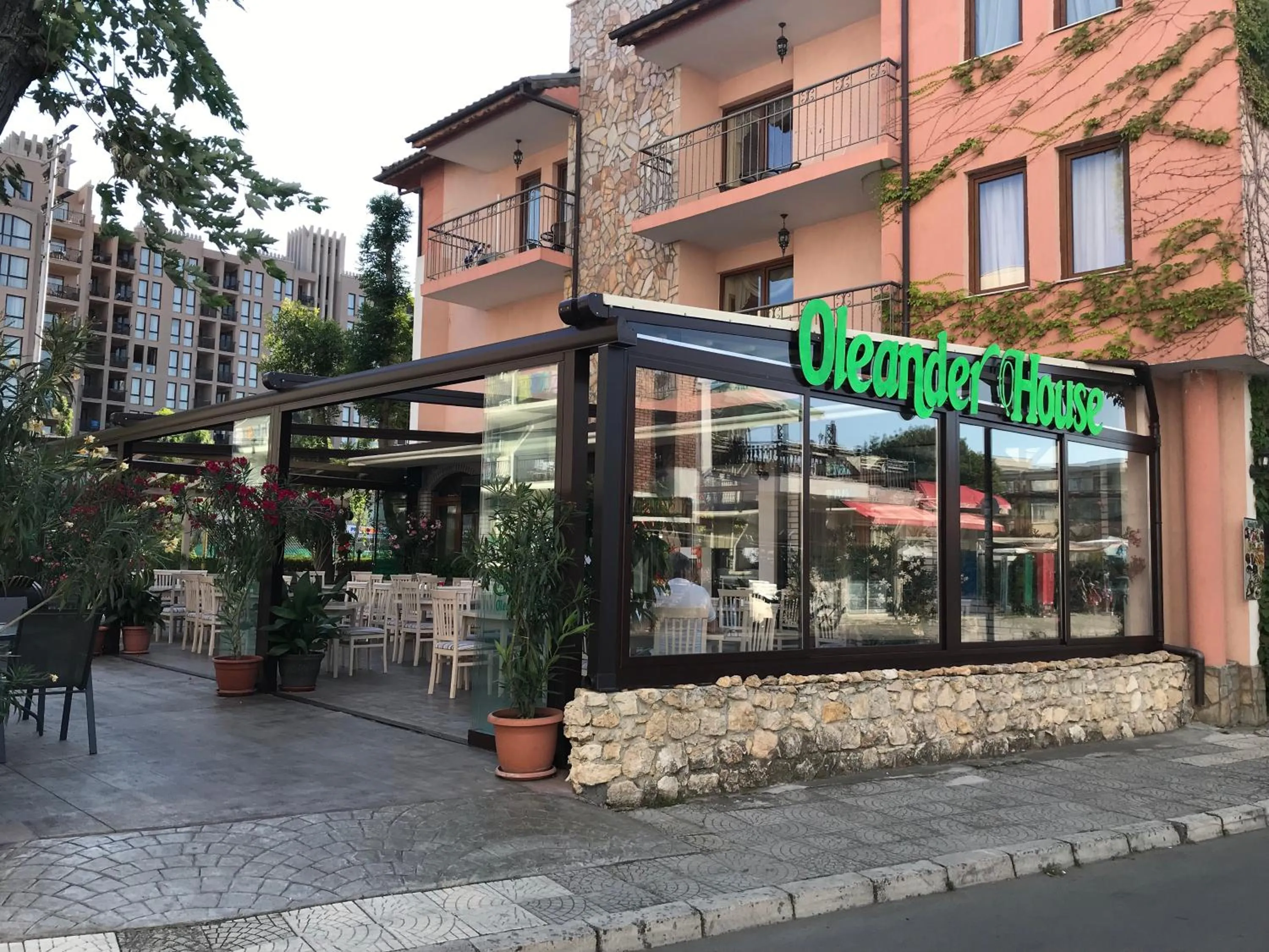 Restaurant/places to eat in Oleander House and Tennis Club