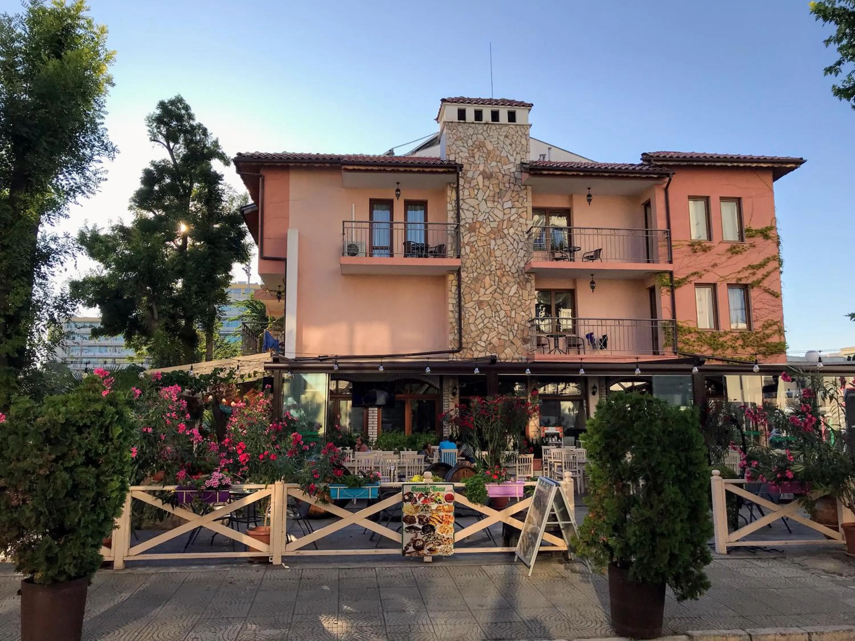 Restaurant/places to eat in Oleander House and Tennis Club