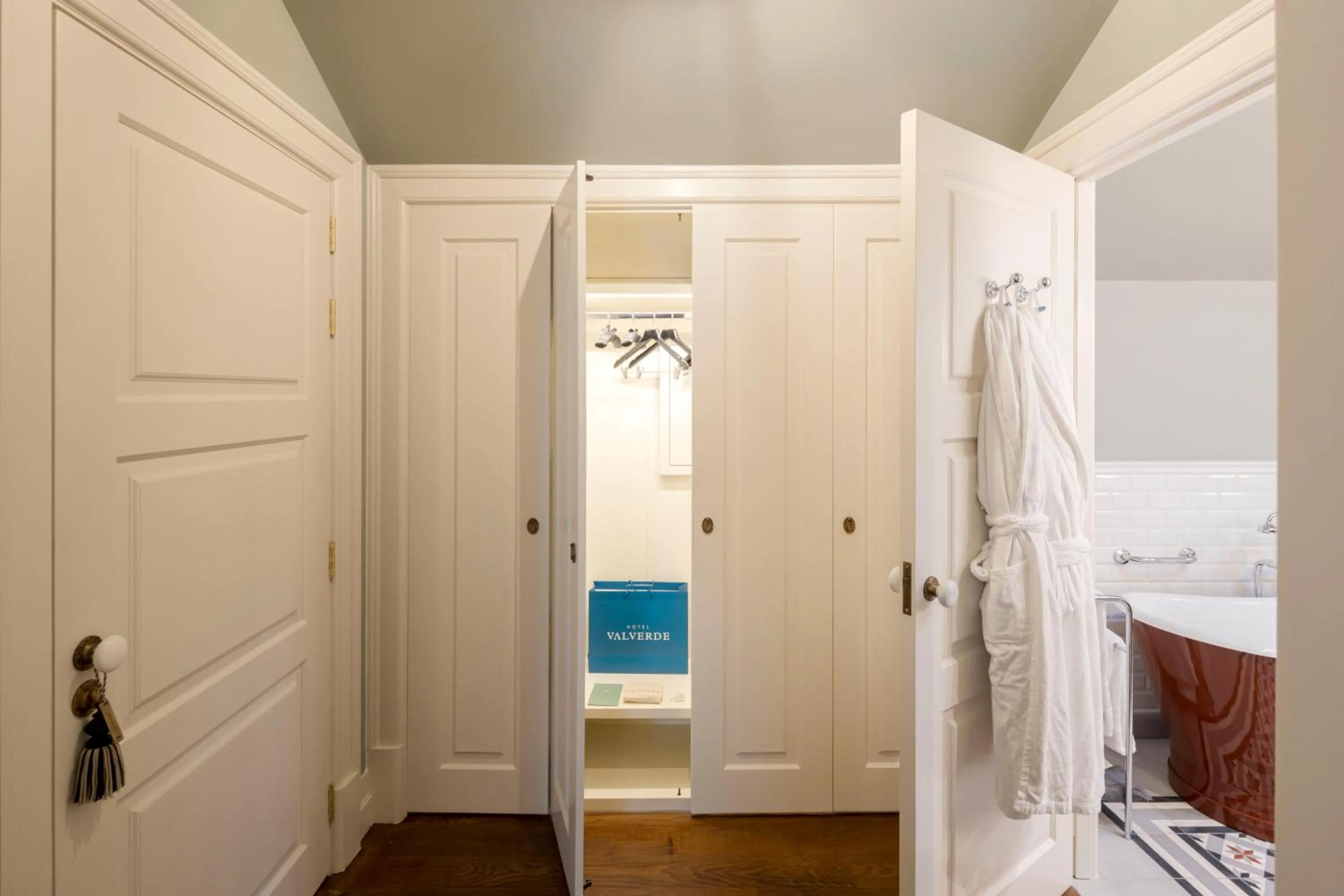 Photo of the whole room, Bed in Valverde Santar Hotel & SPA - Relais & Châteaux