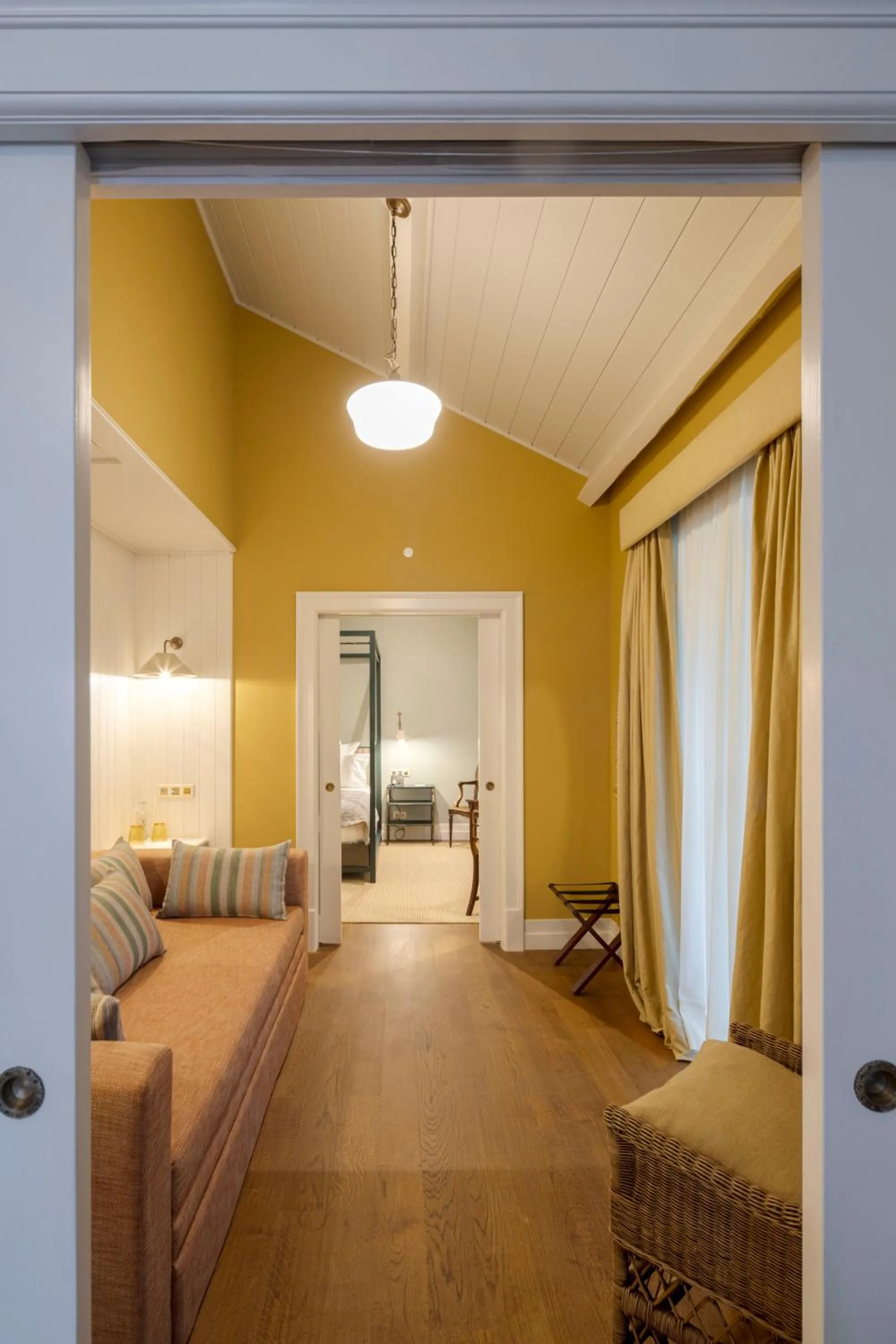 Living room, Bed in Valverde Santar Hotel & SPA - Relais & Châteaux