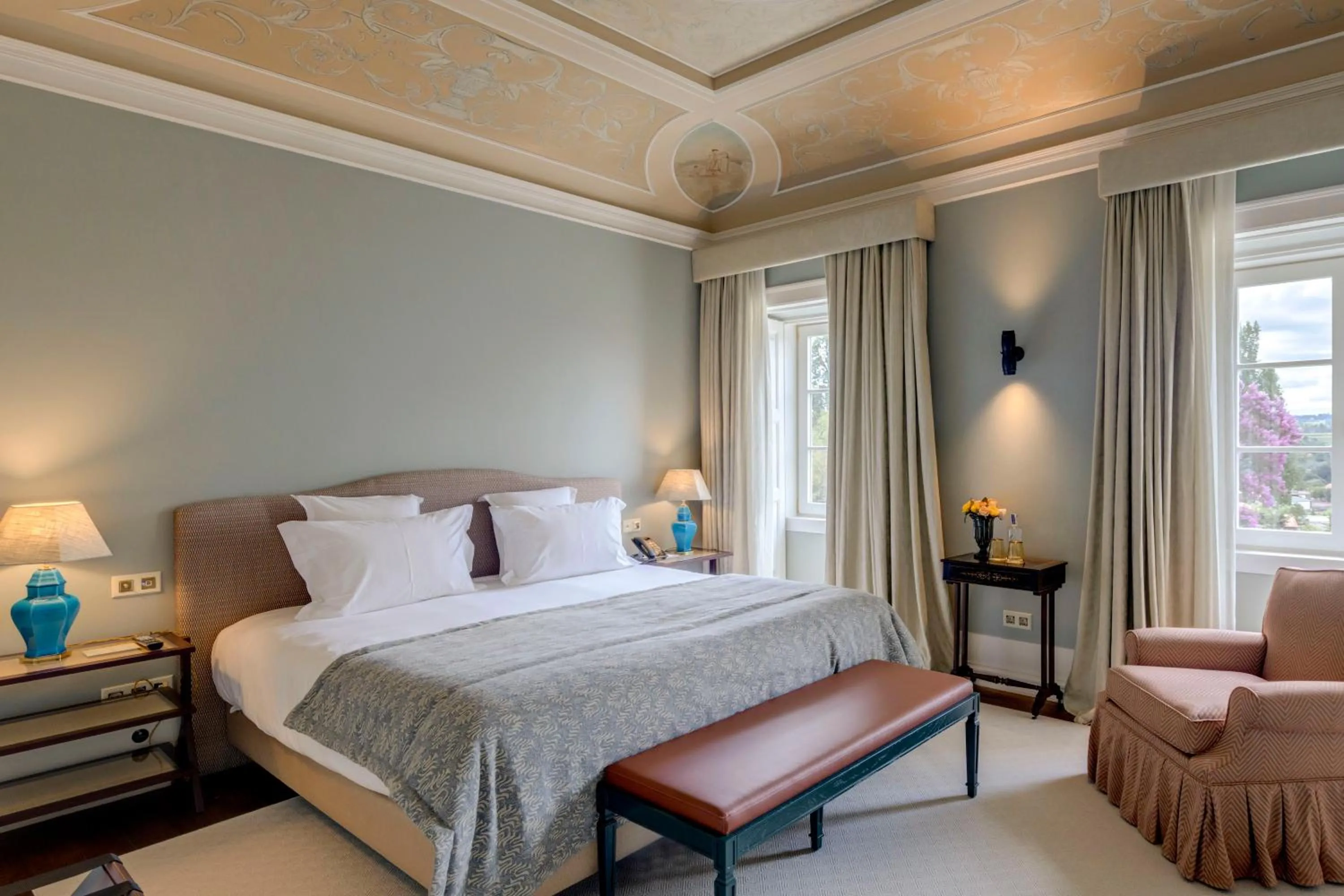 Bedroom, Bed in Valverde Santar Hotel & SPA - Relais & Châteaux