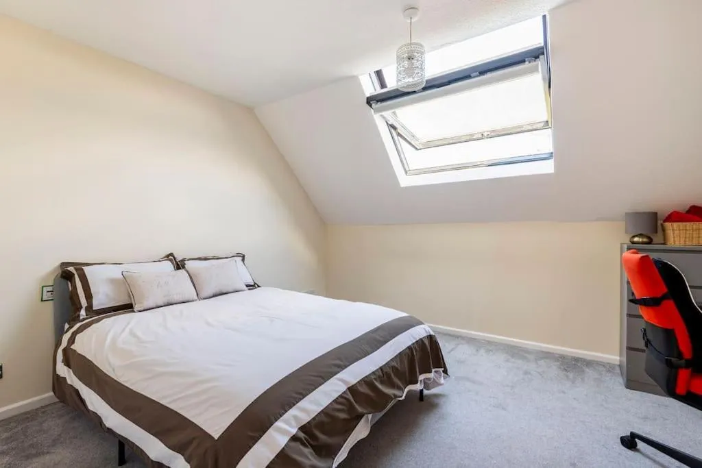 Photo of the whole room, Bed in Charming Entire 2-Bedroom House in Milton Keynes