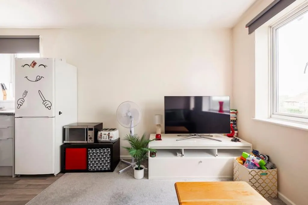 Communal lounge/ TV room in Charming Entire 2-Bedroom House in Milton Keynes