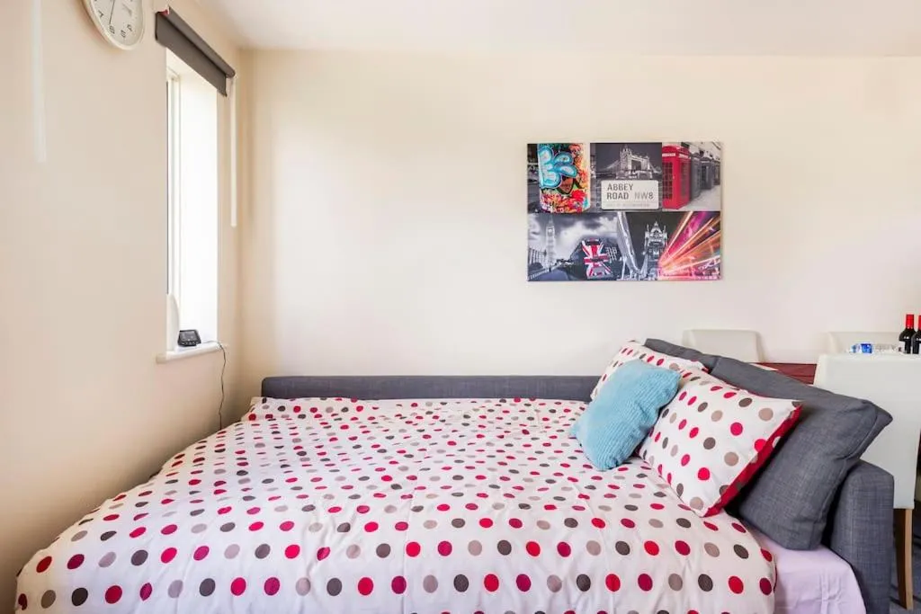 Bed in Charming Entire 2-Bedroom House in Milton Keynes