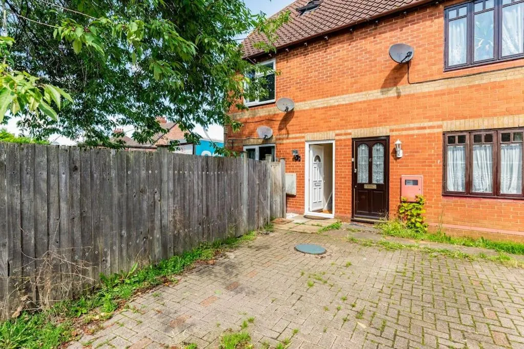 Property building in Charming Entire 2-Bedroom House in Milton Keynes