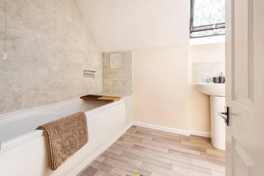 Bathroom in Charming Entire 2-Bedroom House in Milton Keynes