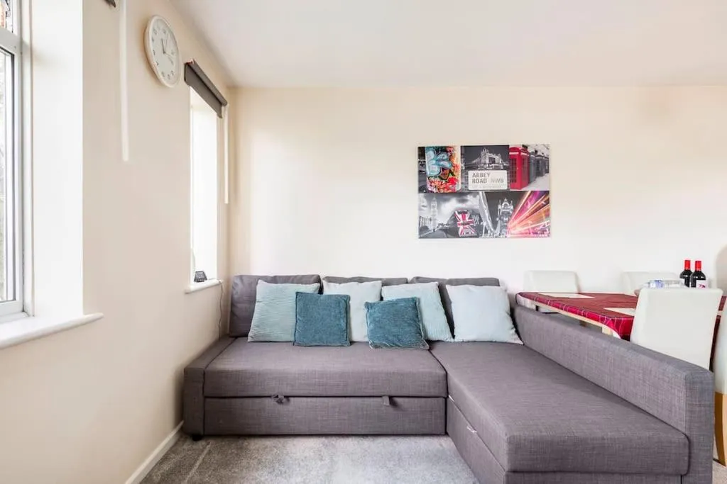 Living room in Charming Entire 2-Bedroom House in Milton Keynes