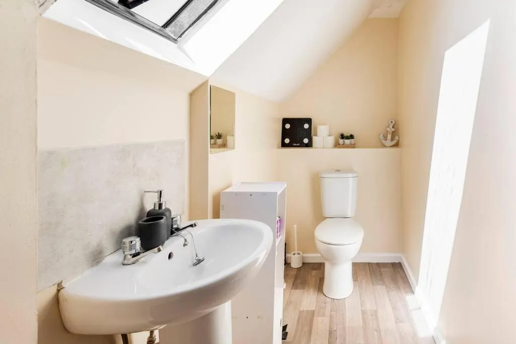 Toilet in Charming Entire 2-Bedroom House in Milton Keynes