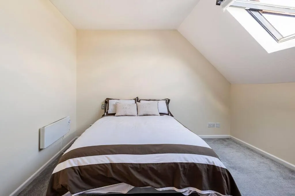 Photo of the whole room, Bed in Charming Entire 2-Bedroom House in Milton Keynes