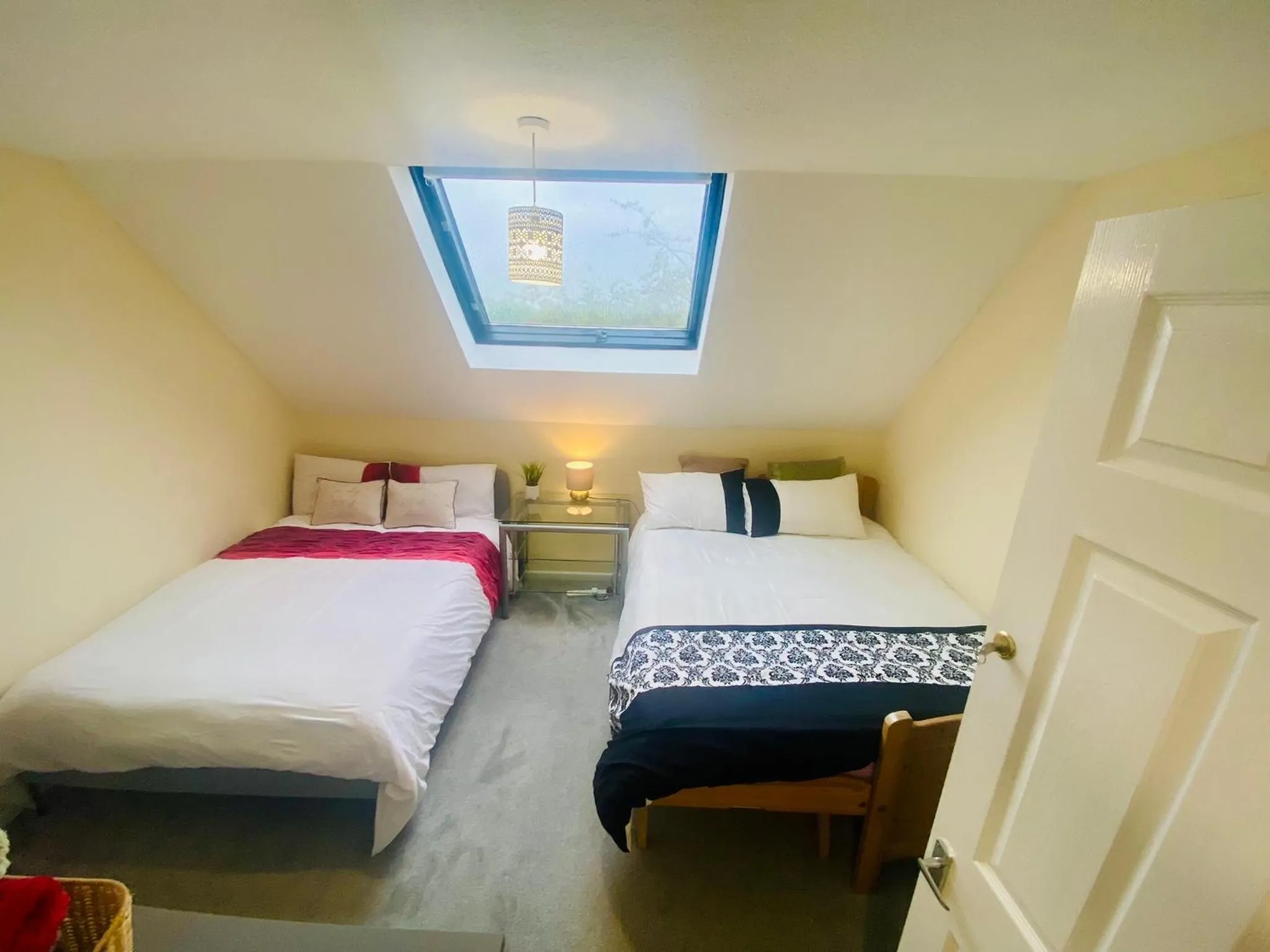 Photo of the whole room, Bed in Charming Entire 2-Bedroom House in Milton Keynes