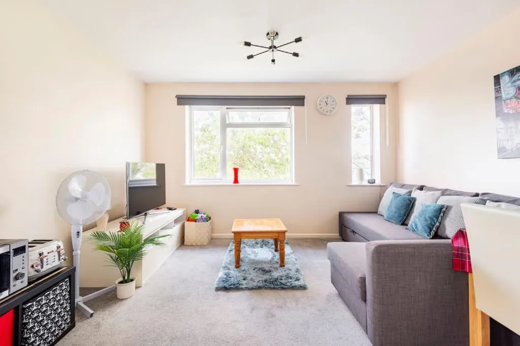 Living room in Charming Entire 2-Bedroom House in Milton Keynes