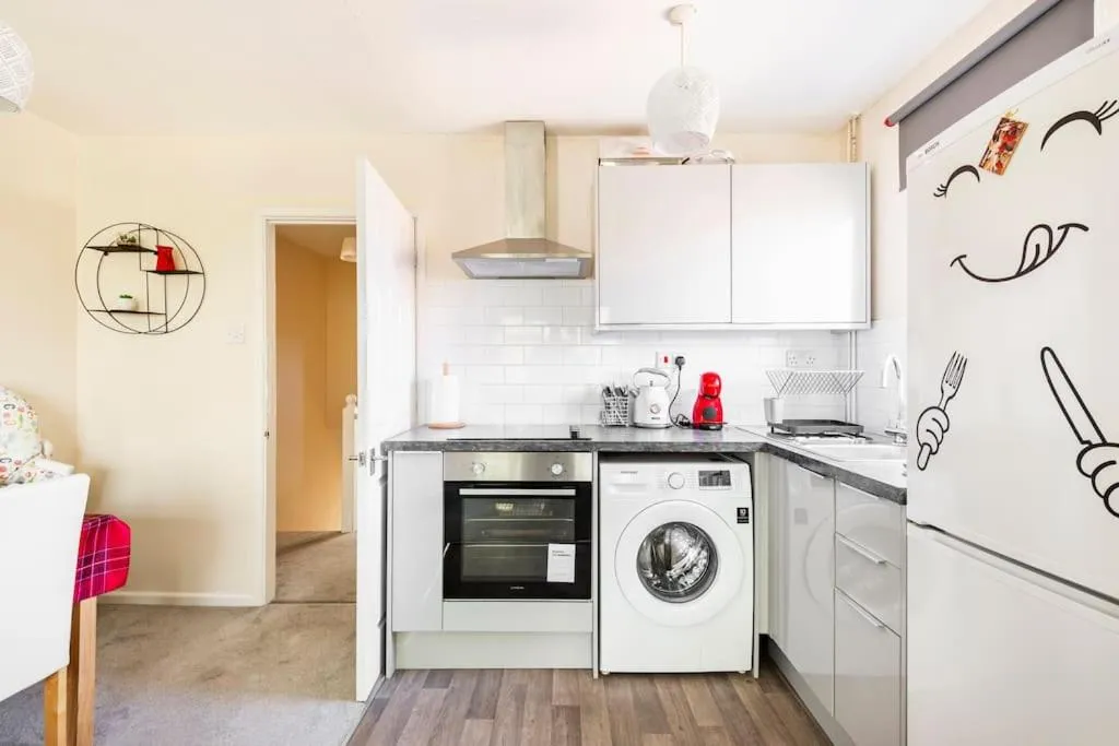 Kitchen or kitchenette in Charming Entire 2-Bedroom House in Milton Keynes