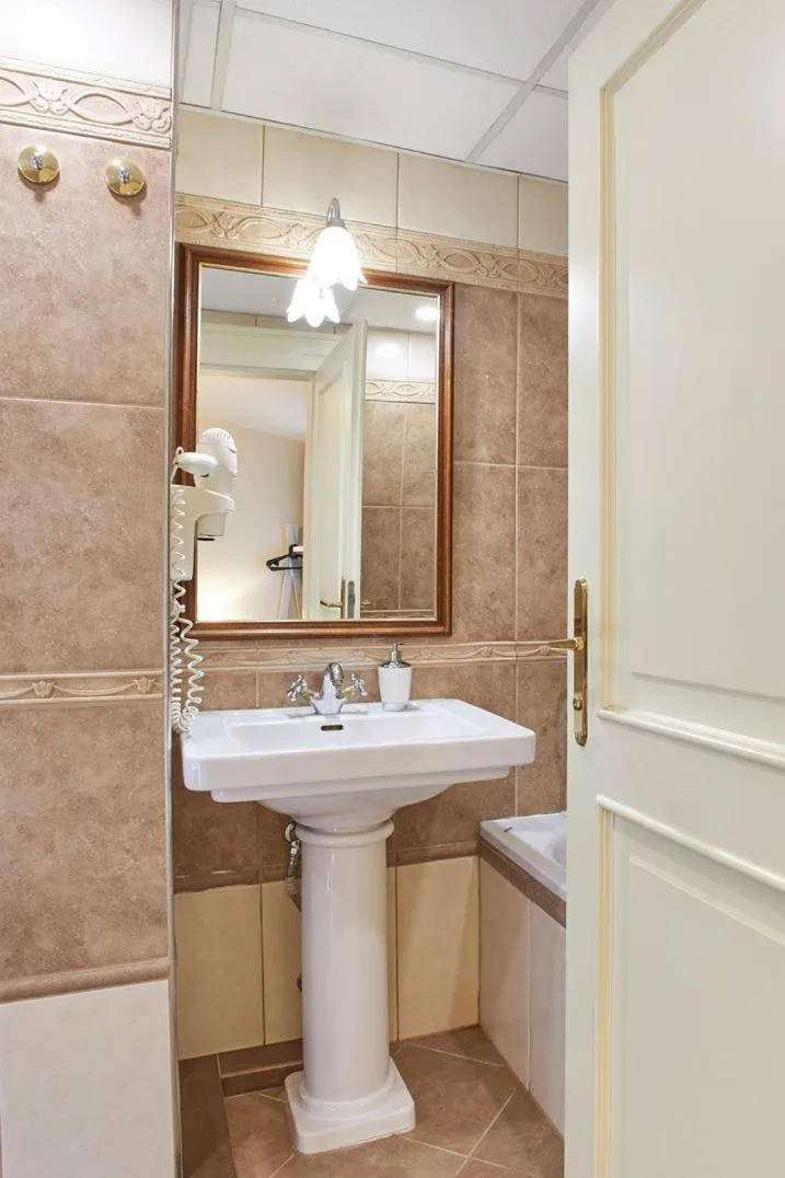 Bathroom in River View Residence by Charles Bridge