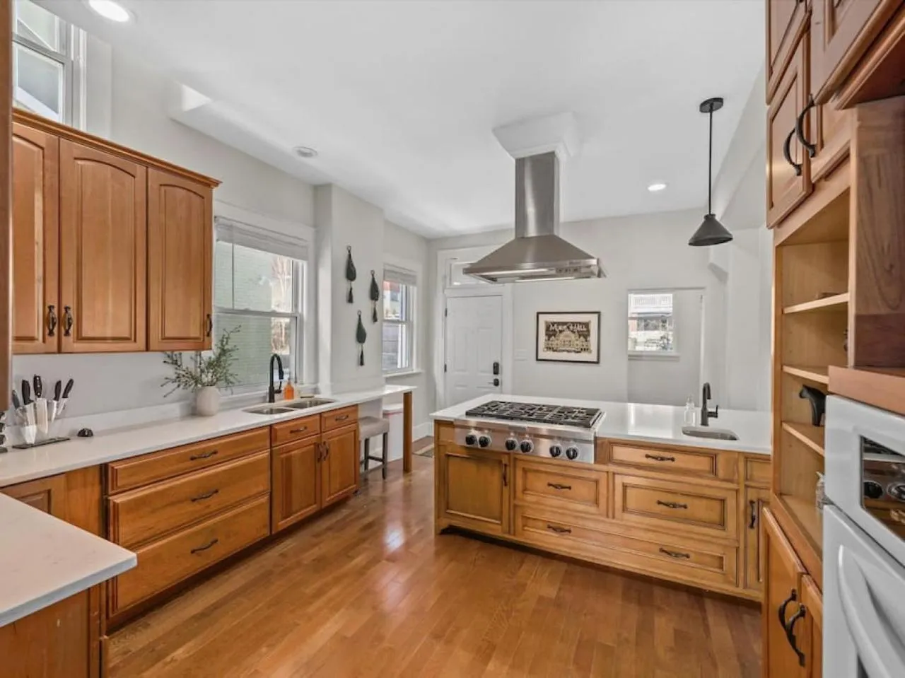 Deluxe 6 Bedroom 3 Min to Downtown w 2-car Driveway