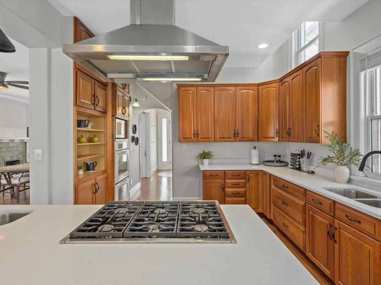 Deluxe 6 Bedroom 3 Min to Downtown w 2-car Driveway