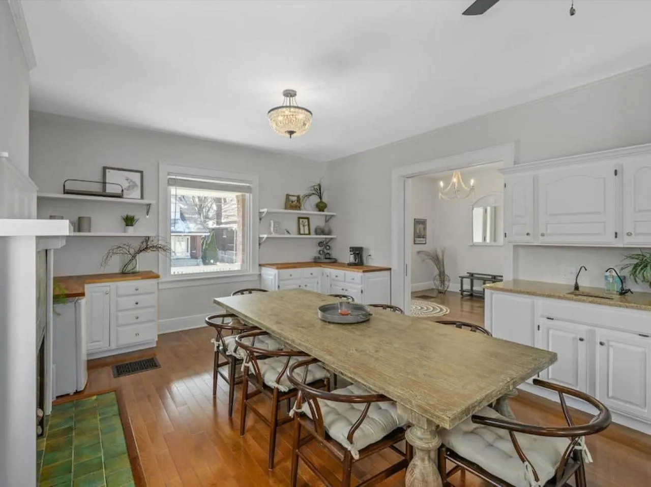 Deluxe 6 Bedroom 3 Min to Downtown w 2-car Driveway