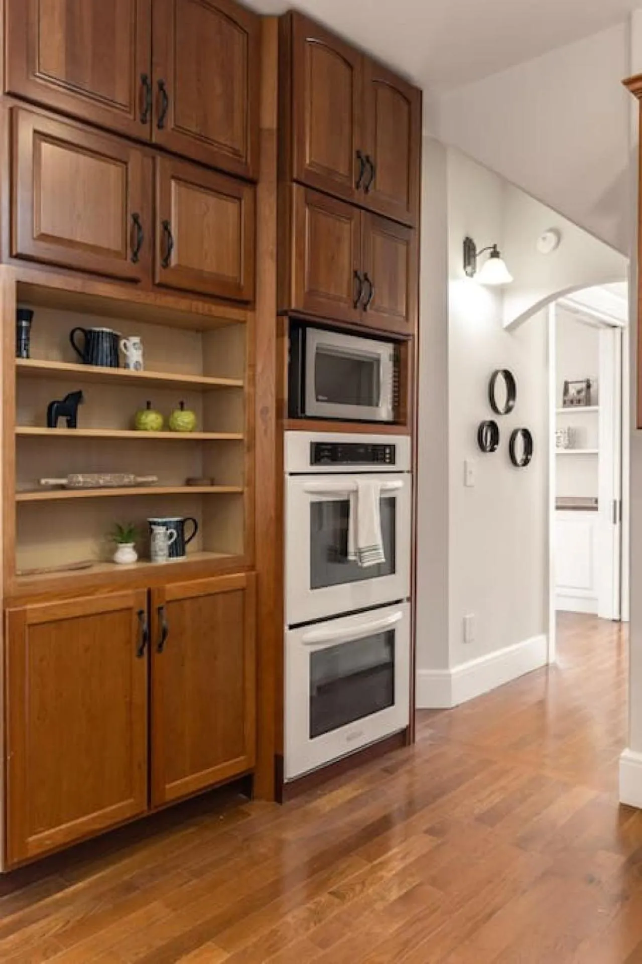 Deluxe 6 Bedroom 3 Min to Downtown w 2-car Driveway