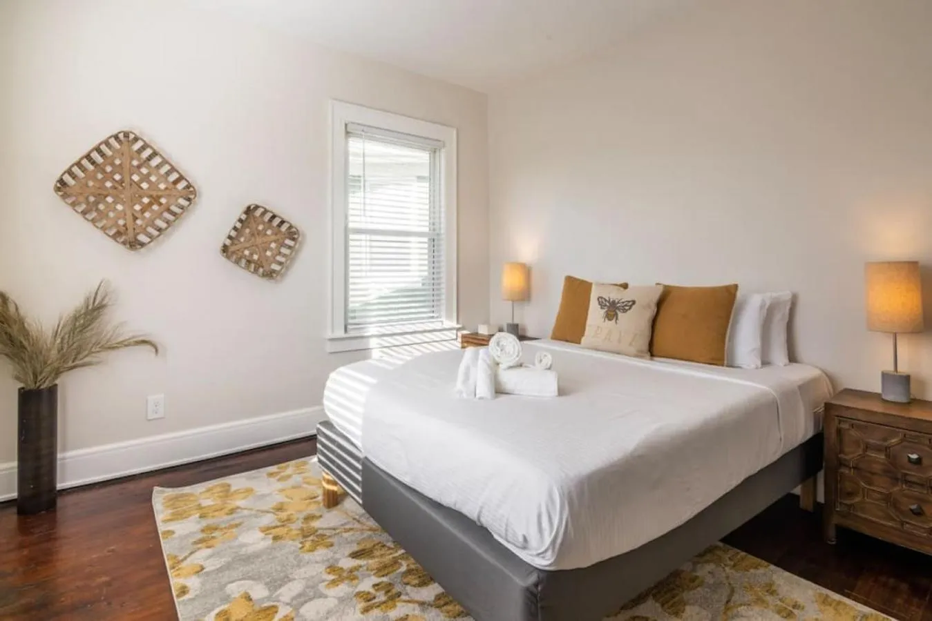 Bed in Deluxe 6 Bedroom 3 Min to Downtown w 2-car Driveway