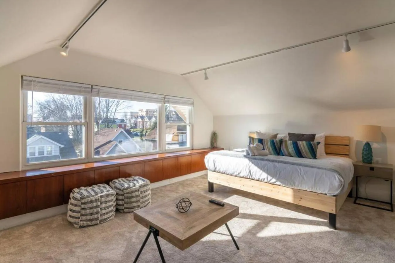 Bed in Deluxe 6 Bedroom 3 Min to Downtown w 2-car Driveway