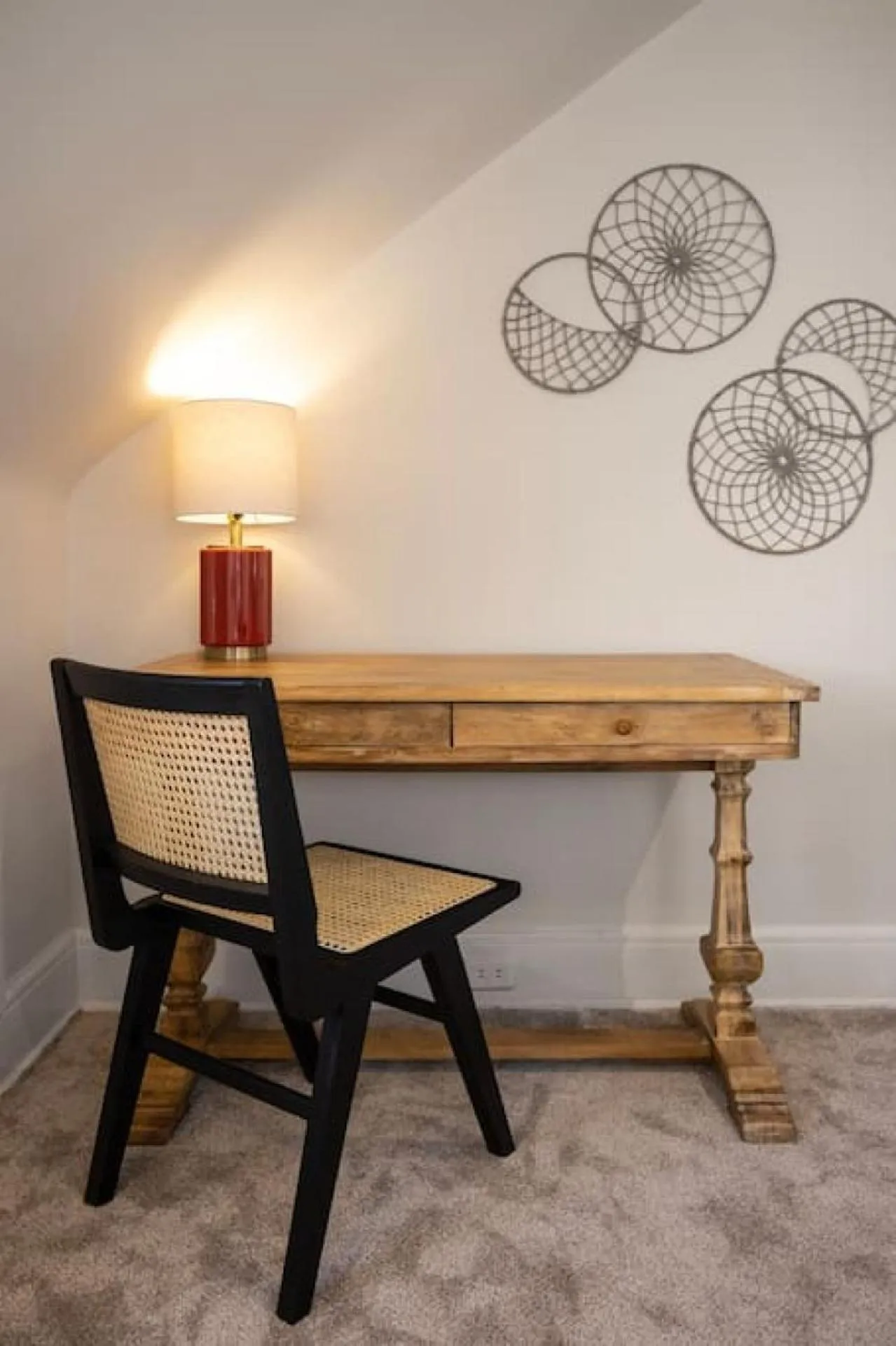 Deluxe 6 Bedroom 3 Min to Downtown w 2-car Driveway