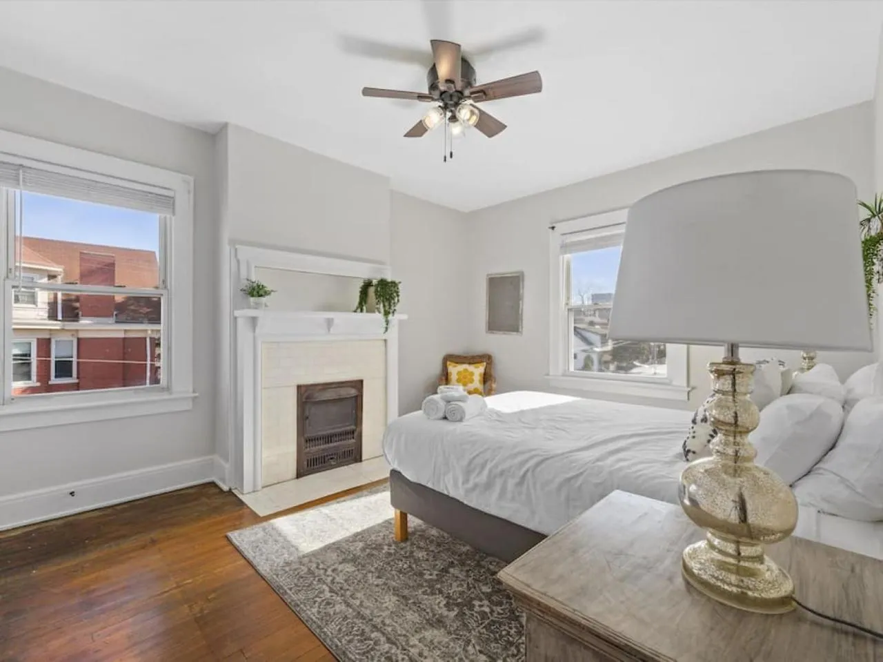 Bed in Deluxe 6 Bedroom 3 Min to Downtown w 2-car Driveway