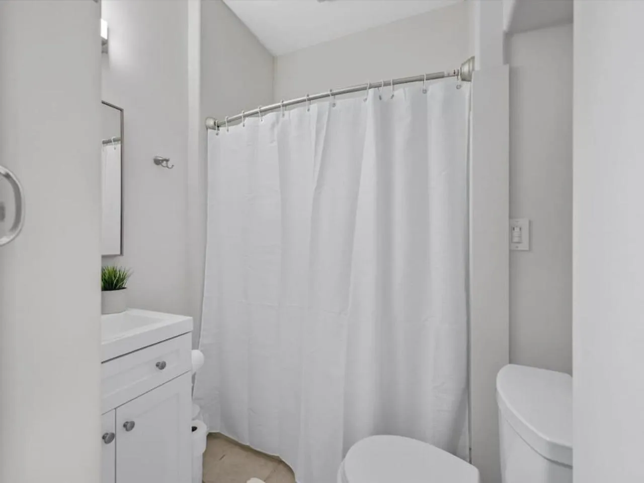 Deluxe 6 Bedroom 3 Min to Downtown w 2-car Driveway