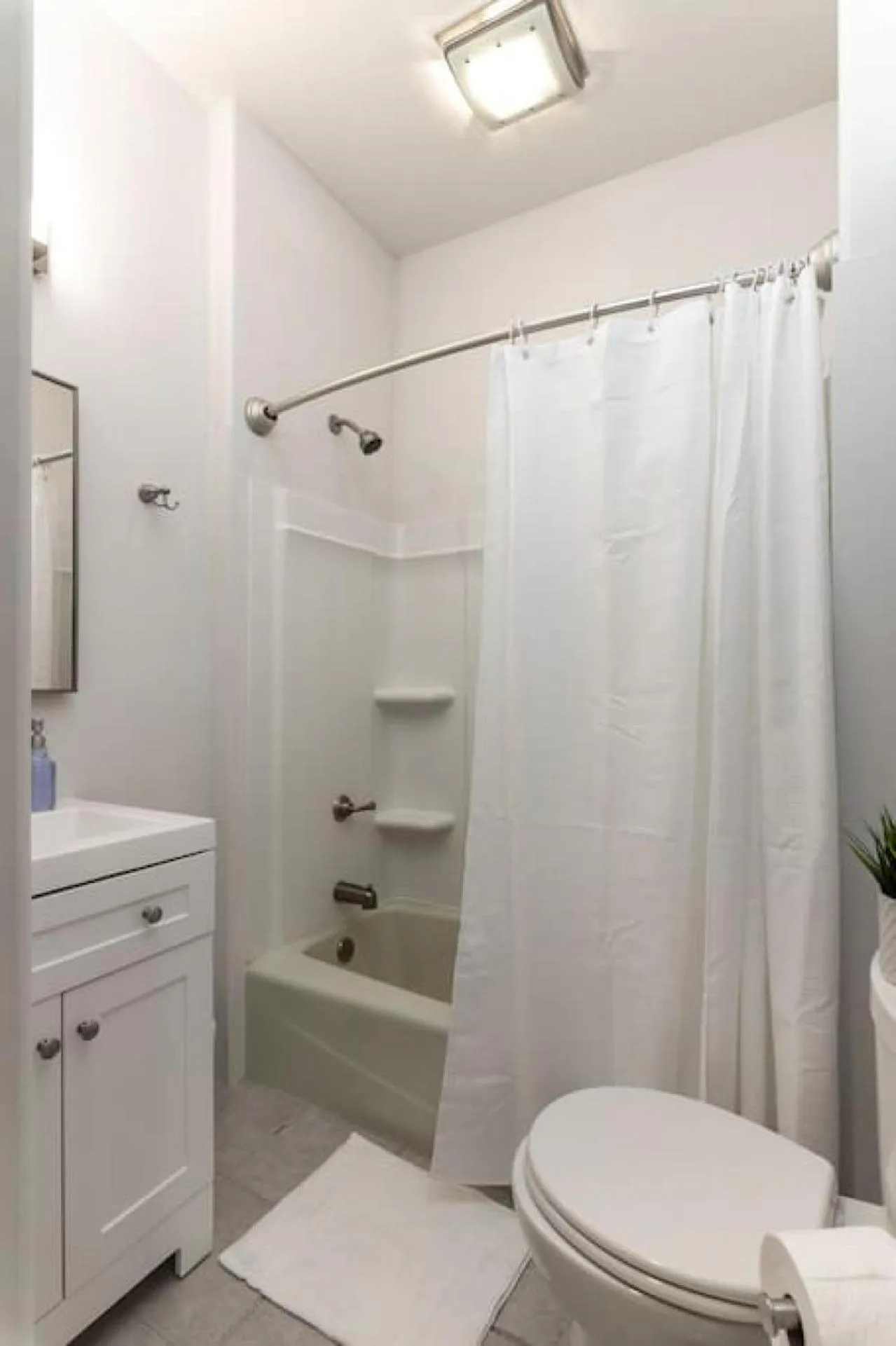 Deluxe 6 Bedroom 3 Min to Downtown w 2-car Driveway