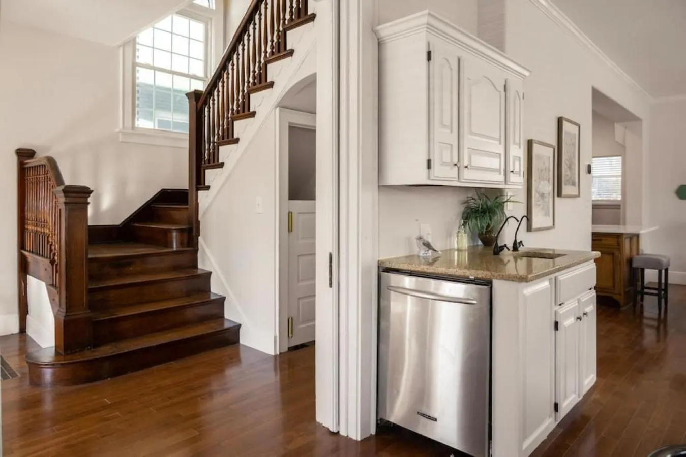 Deluxe 6 Bedroom 3 Min to Downtown w 2-car Driveway