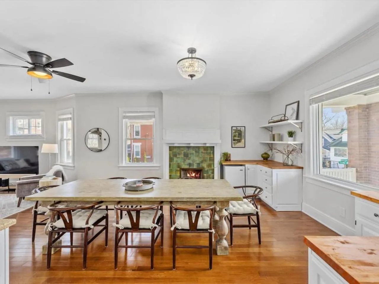 Deluxe 6 Bedroom 3 Min to Downtown w 2-car Driveway