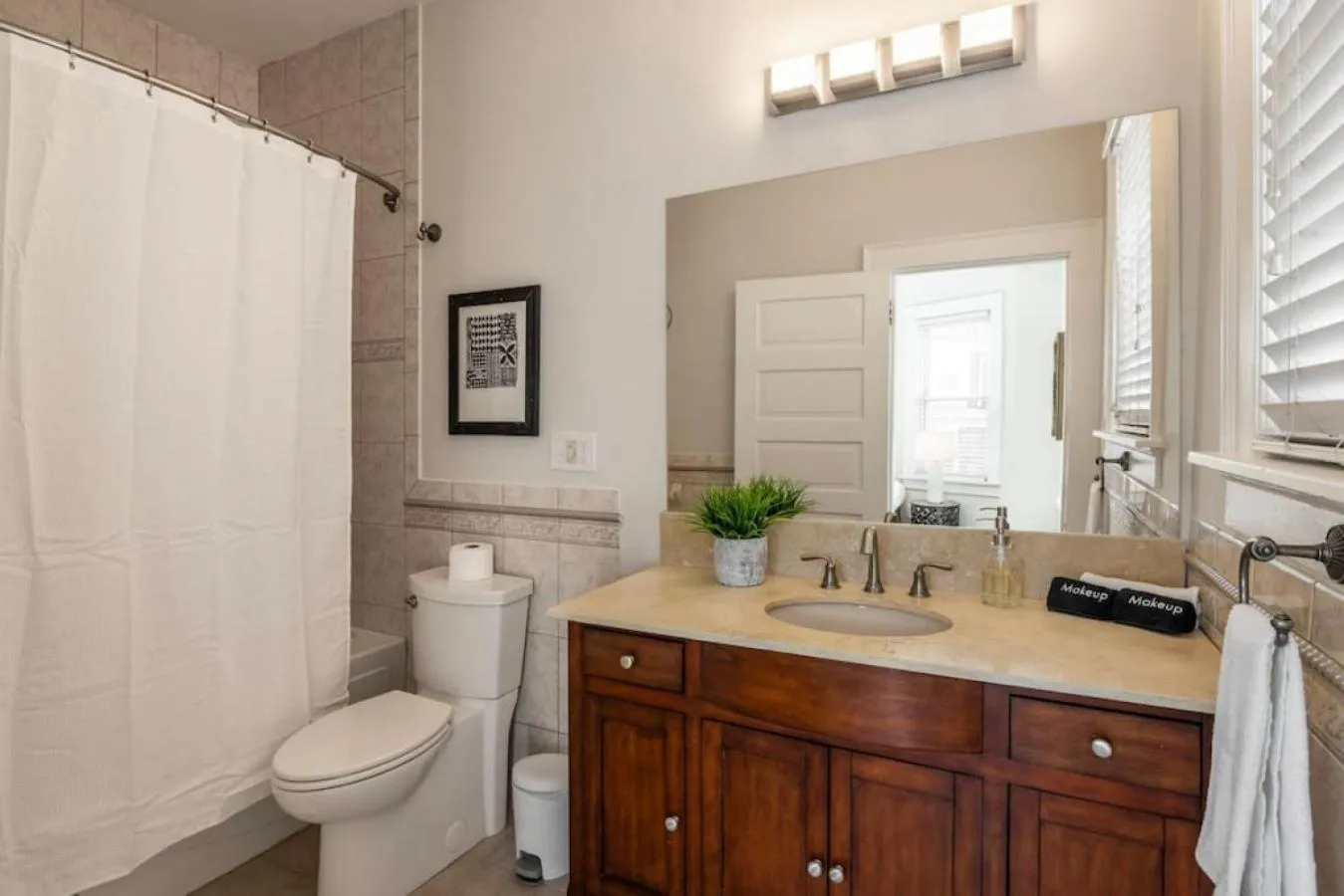 Deluxe 6 Bedroom 3 Min to Downtown w 2-car Driveway