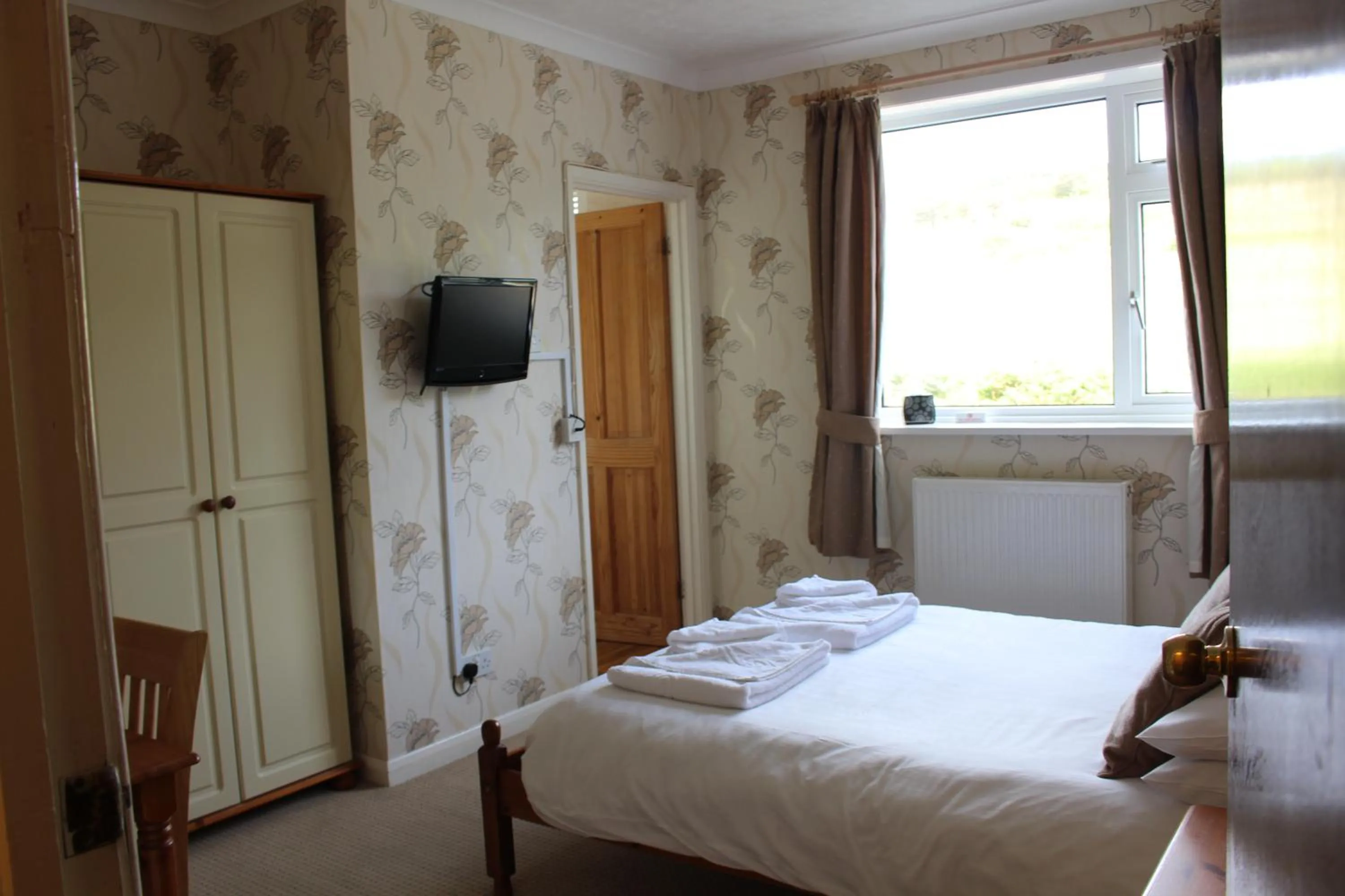 Photo of the whole room, Bed in The Moorland Hotel