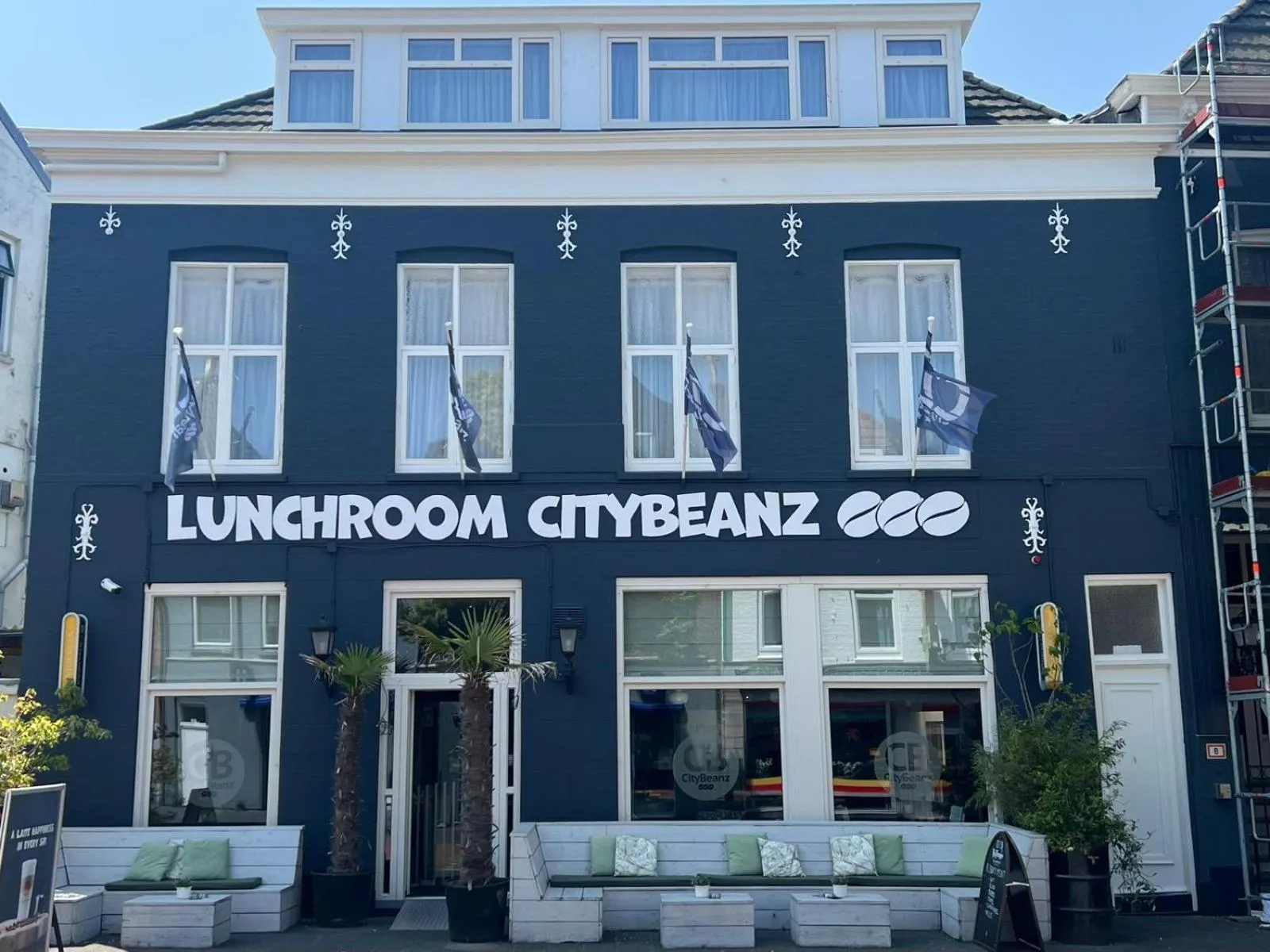 Restaurant/places to eat in City2Beach Hotel