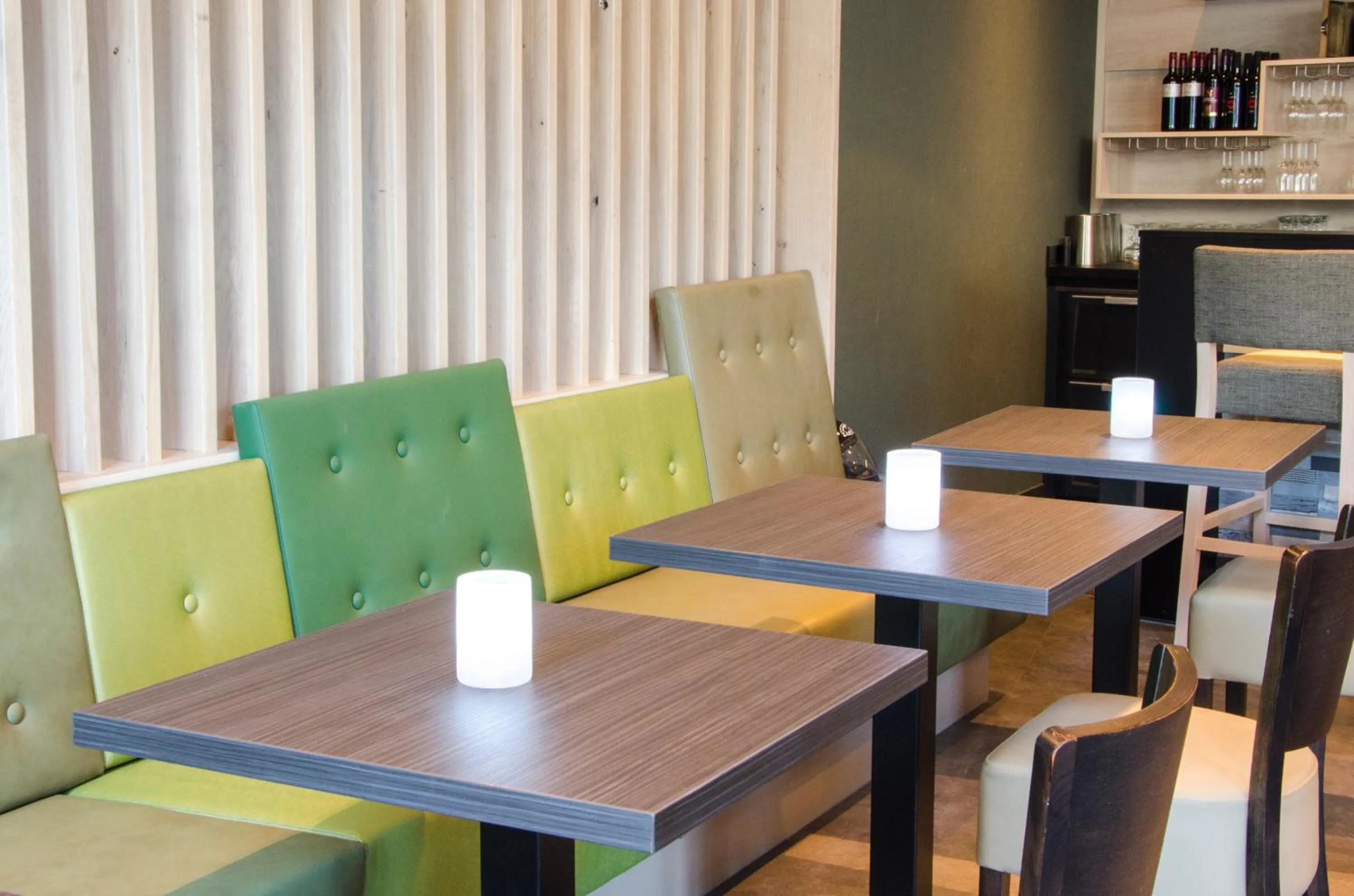 Restaurant/places to eat in City2Beach Hotel